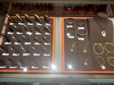 金價瘋漲與金飾冷遇 消費者為何在黃金飾品前“猶豫不決”？